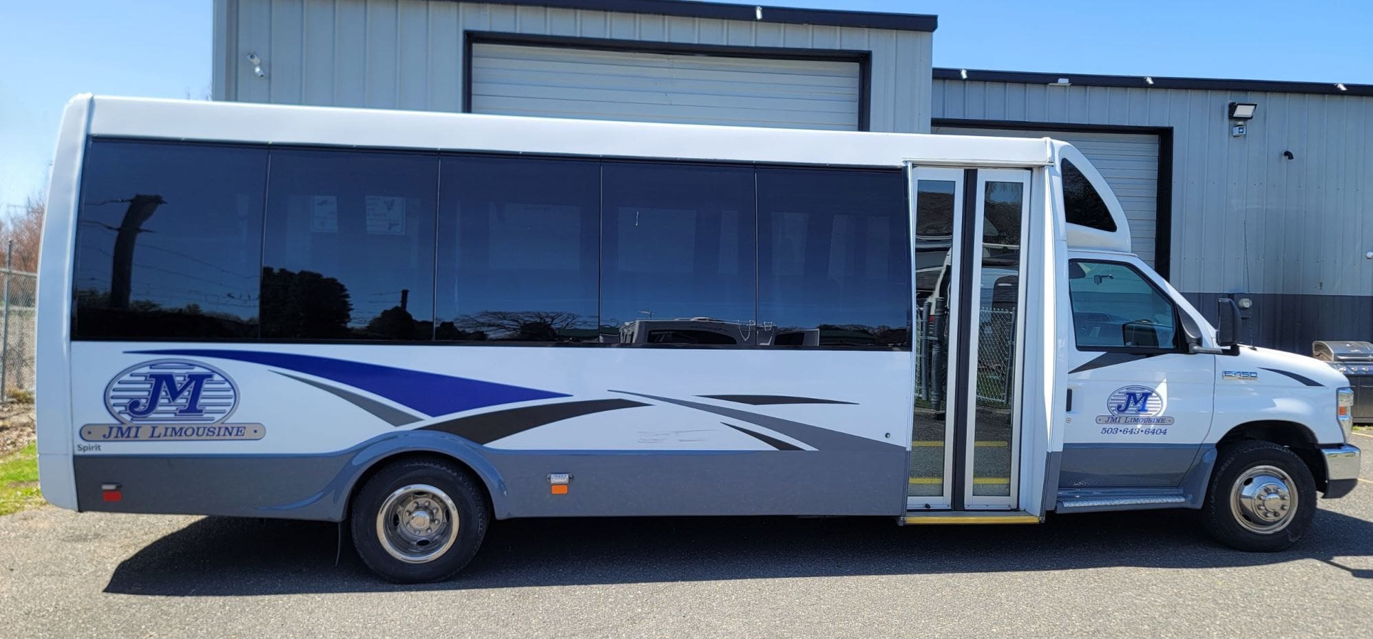 Shuttle Bus Portland - Ford F450 Shuttle Bus JMI Limousine