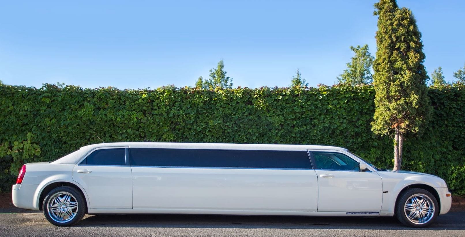 White Limo Rentals in Portland Oregon - JMI Limousine Service