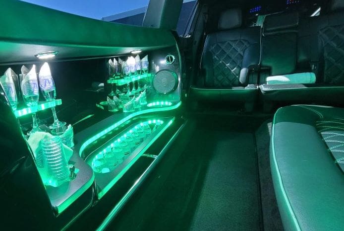 White Lincoln Limo Portland Oregon - JMI Limousine White Lincoln Limousine Portland Oregon - JMI Limo Service